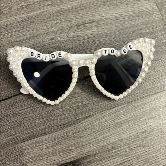 White Bride Sash and Accessories Set - Picture 4 of 10